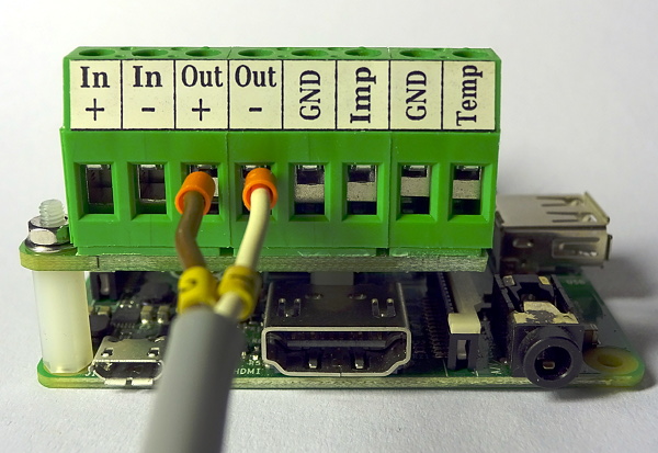 Connection for voltage measurement